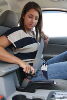 220px-Female_driver_buckling_seatbelt.jpg